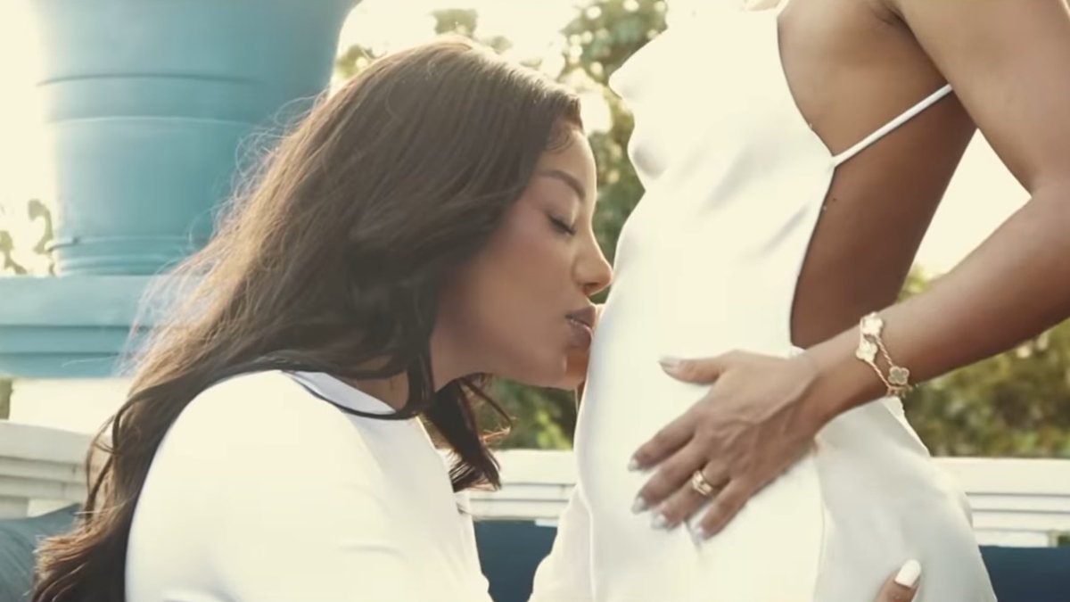 niglows's tweet photo. o AMOR entre duas mulheres pretas que estão esperando seu primeiro baby em um país como o nosso eu nunca vou me acostumar, elas são um marco na história e não há quem diga o contrário. https://t.co/5jGmpazP8F