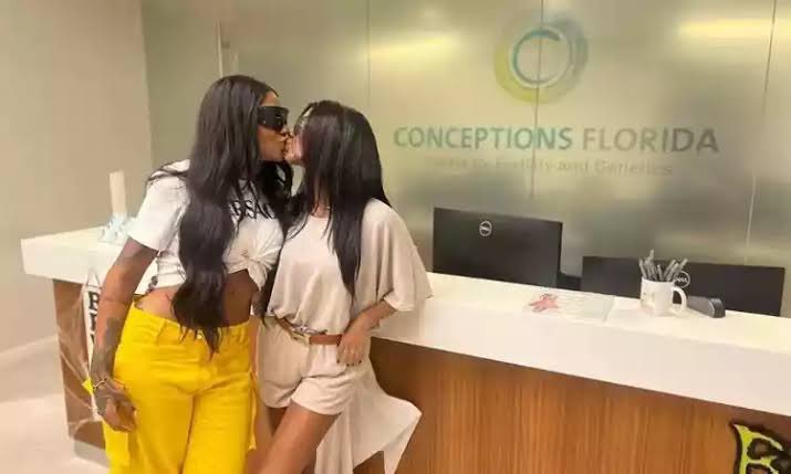 niglows's tweet photo. o AMOR entre duas mulheres pretas que estão esperando seu primeiro baby em um país como o nosso eu nunca vou me acostumar, elas são um marco na história e não há quem diga o contrário. https://t.co/5jGmpazP8F