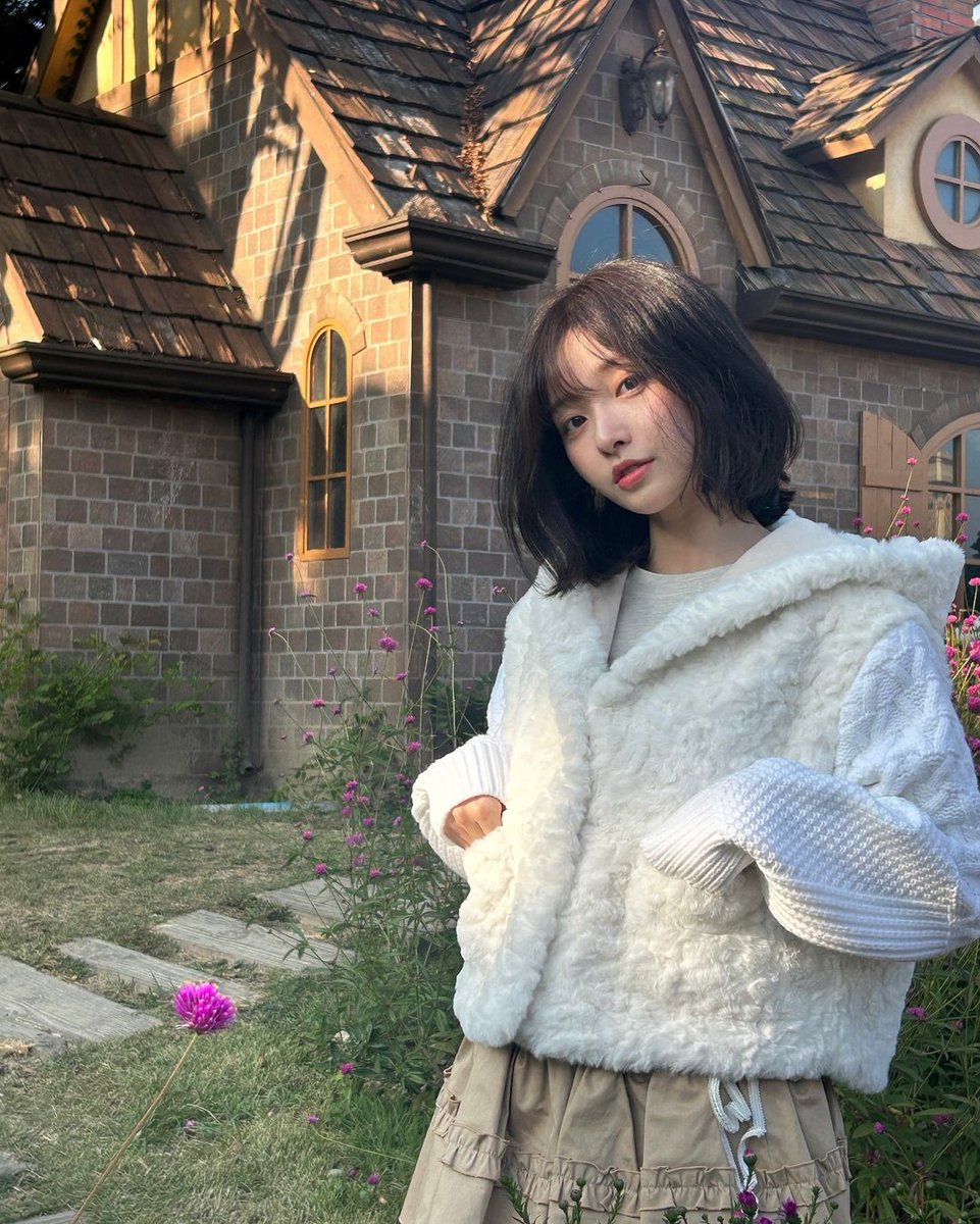 Neahee's tweet image. Feeling cuddly and cute today! This adorable panda balloon has stolen my heart and I couldn't resist sharing a moment of pure joy. 🐼🤍