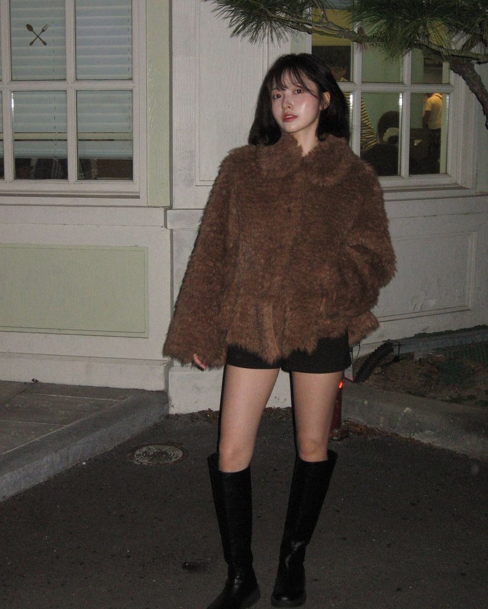 Neahee's tweet image. Wrapped in the warmth of this brown fur jacket, I'm feeling cozy and chic. It's the perfect blend of comfort and style, ready to take on the day with confidence. Paired with these sleek black boots, this outfit is the epitome of effortless elegance. 🤎