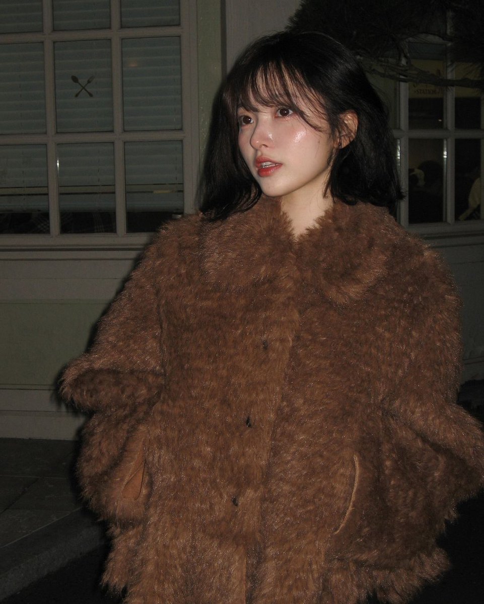 Neahee's tweet image. Wrapped in the warmth of this brown fur jacket, I'm feeling cozy and chic. It's the perfect blend of comfort and style, ready to take on the day with confidence. Paired with these sleek black boots, this outfit is the epitome of effortless elegance. 🤎