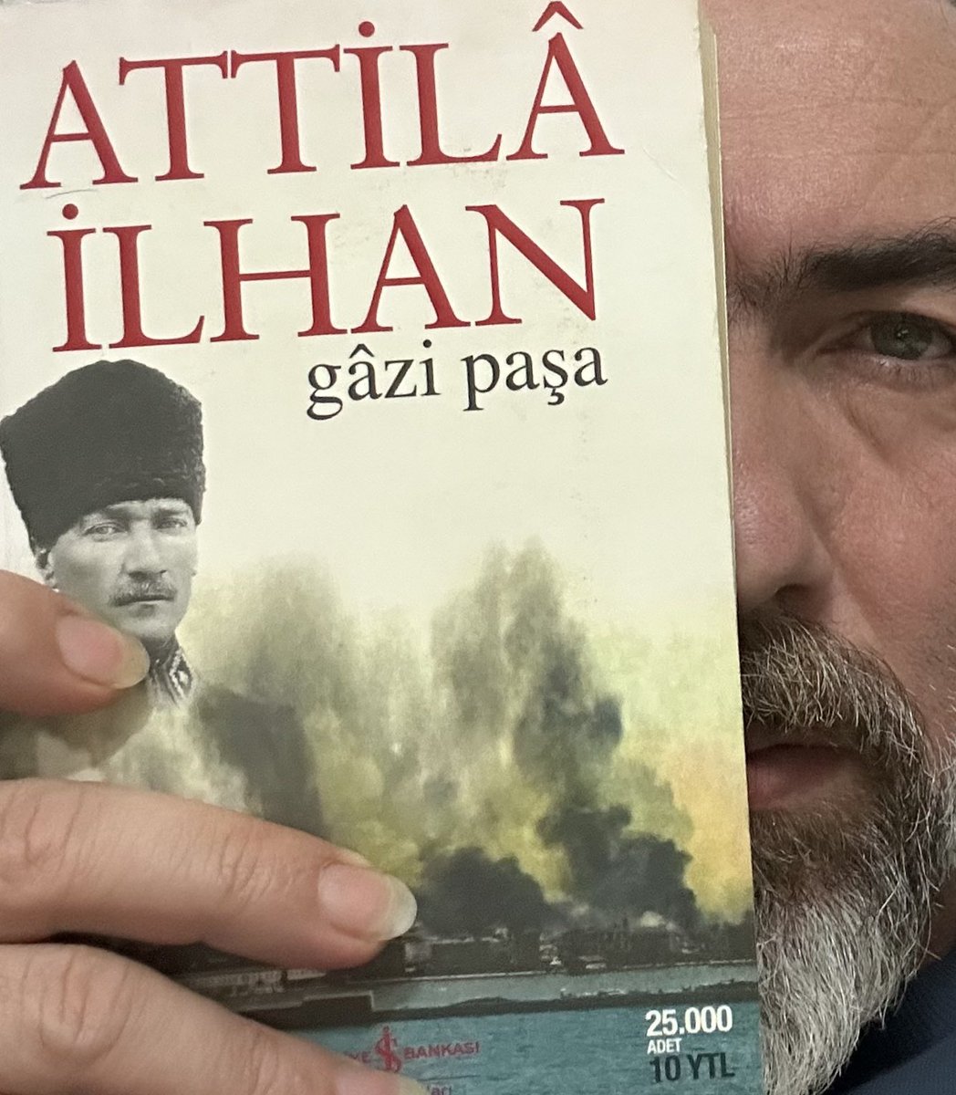 abdullahkoc_'s tweet photo. başa bela 106:

"...vaziyet çok mu ümitsiz, Paşam?

Mustafa Kemal, sezgisini takdir eden bir bakışla, Fikriye'ye gülümsedi; 

 "...ümitsiz vaziyet yoktur Fikriye, ümitsiz insanlar vardır.”

Attila İlhan • Gazi Paşa
İş Bank. Kültür Yay.
1. baskı • sayfa 191

#atatürk #10Kasim https://t.co/lu5poaog38