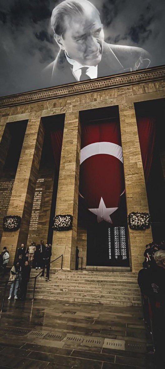 Dünün en tepedekileri bugün unutuldu gitti,
Bugünün en tepedekileri yarın unutulup gidecek...

Bir tek "O" hariç...

Başbuğ Mustafa Kemal Atatürk'ü saygı ve özlemle anıyoruz