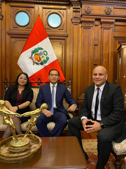 La República del Perú de inicios de siglo XXI será recordada por personajes como estos: bandoleros de a pie, apátridas que posan con nuestra bandera, hijos de la oportunidad en el país de las desconcertadas gentes: el Lagarto y Cabeza de hueso de manzana. Fichas memorables.