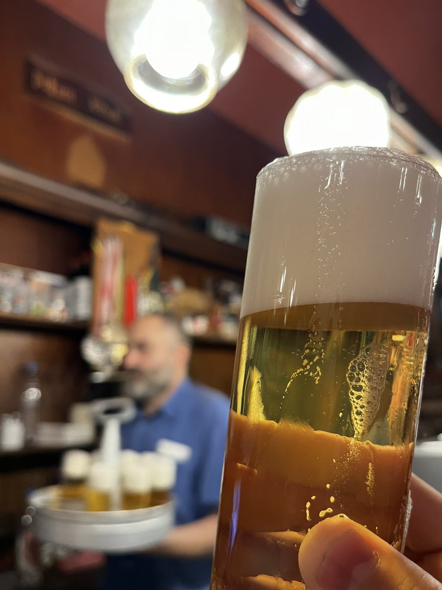 adkoba's tweet photo. ドイツ中北部方面へ行く用があったので、帰りがてらに行きつけのLommerzheimへ。いつもの注ぎ手、店員さんと陽気に挨拶をしてStammtisch(常連さん用のスタンド)でいつものように黙々と極上のPäffgen Kölschで喉を潤す。
この「いつもの」が安心するんだな。
#ケルン #ケルシュ https://t.co/Ulc7GcDFwc