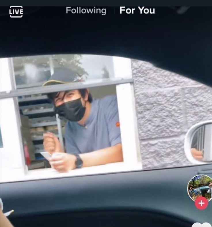 ElAlexQuackity's tweet photo. que recuerdos cuando trabajaba en el mcdonals ❤️ gracias por todo su apoyo ❤️ https://t.co/p8ICnkkV5h