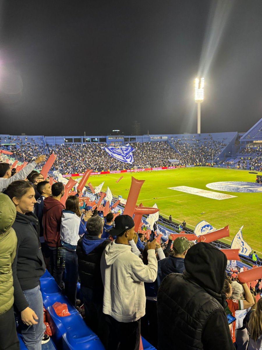 OglSports's tweet photo. GANOOOOOOO VELEZ y es el único puntero del torneo.

⚽️ Nardelli (gol en contra)

📷 @OglSports 
#Velez #LPFxTNTSports https://t.co/j0NAvPSJKd