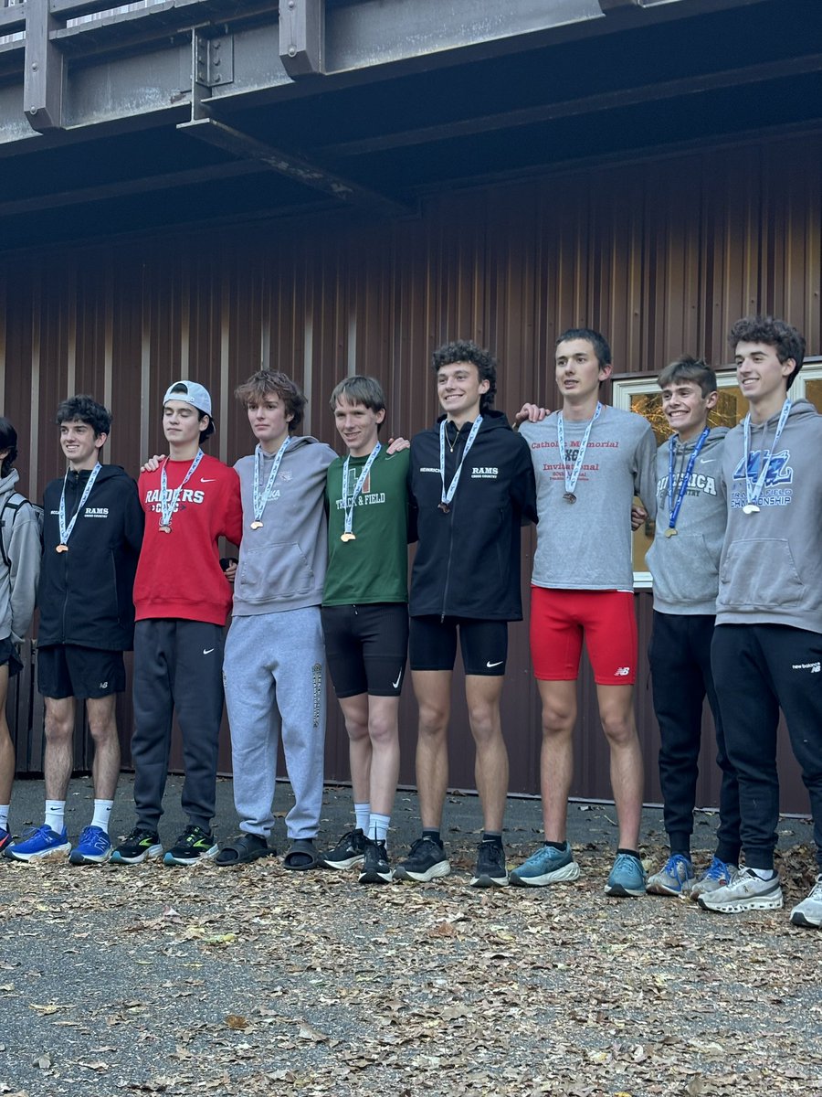 At the D1C Boys Cross Country Race, Sean Finnegan (7th), Stephen Leighton (22nd), Matthew Fitzgibbons (39th), Darian Leo (52nd) and Gavin Scott (77th) led the Hillers to a 5th place finish overall!