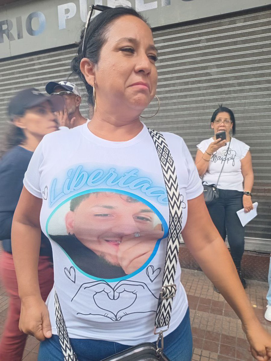 No hay adorno que pueda llenar el vacío de un hijo ausente. Este año, nuestro deseo es su libertad. 

#NavidadSinMiHijoPreso 🙏

Libertad para lxs presxs por protestar.