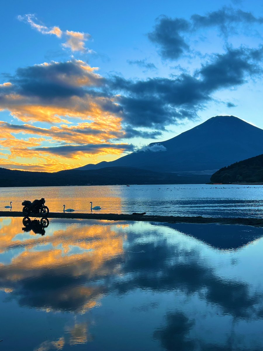 OK_moto_photo's tweet photo. ウユニ塩湖？
いえいえ、昨日の山中湖です。 https://t.co/8y1gIHy7aF