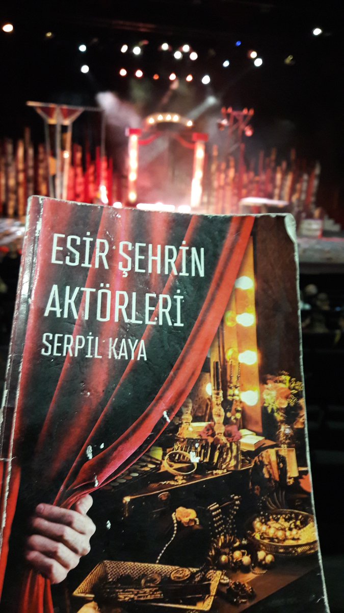 Serpil__Kaya's tweet photo. "Bir film afişinde seni görmek çok güzel.
Ama bilirim ki, senin yüreğin coşku ister, alkış ister"
#SerpilKaya #EsirŞehrinAktörleri #Tiyatro #Theater #Kitap #FloraKitap https://t.co/jP3Q86JzLY