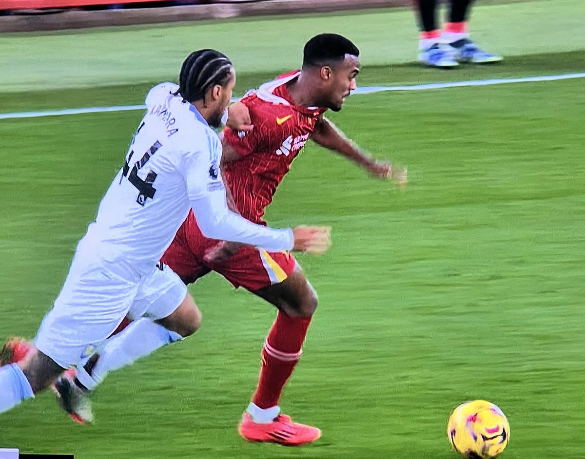 TheVillaVision's tweet photo. NEVER A FOUL IN A MILLION YEARS!!!!!!

VS. 

Definite foul for Liverpool 

😅🤣😅🤣😅🤣 https://t.co/oy96dj02Eo