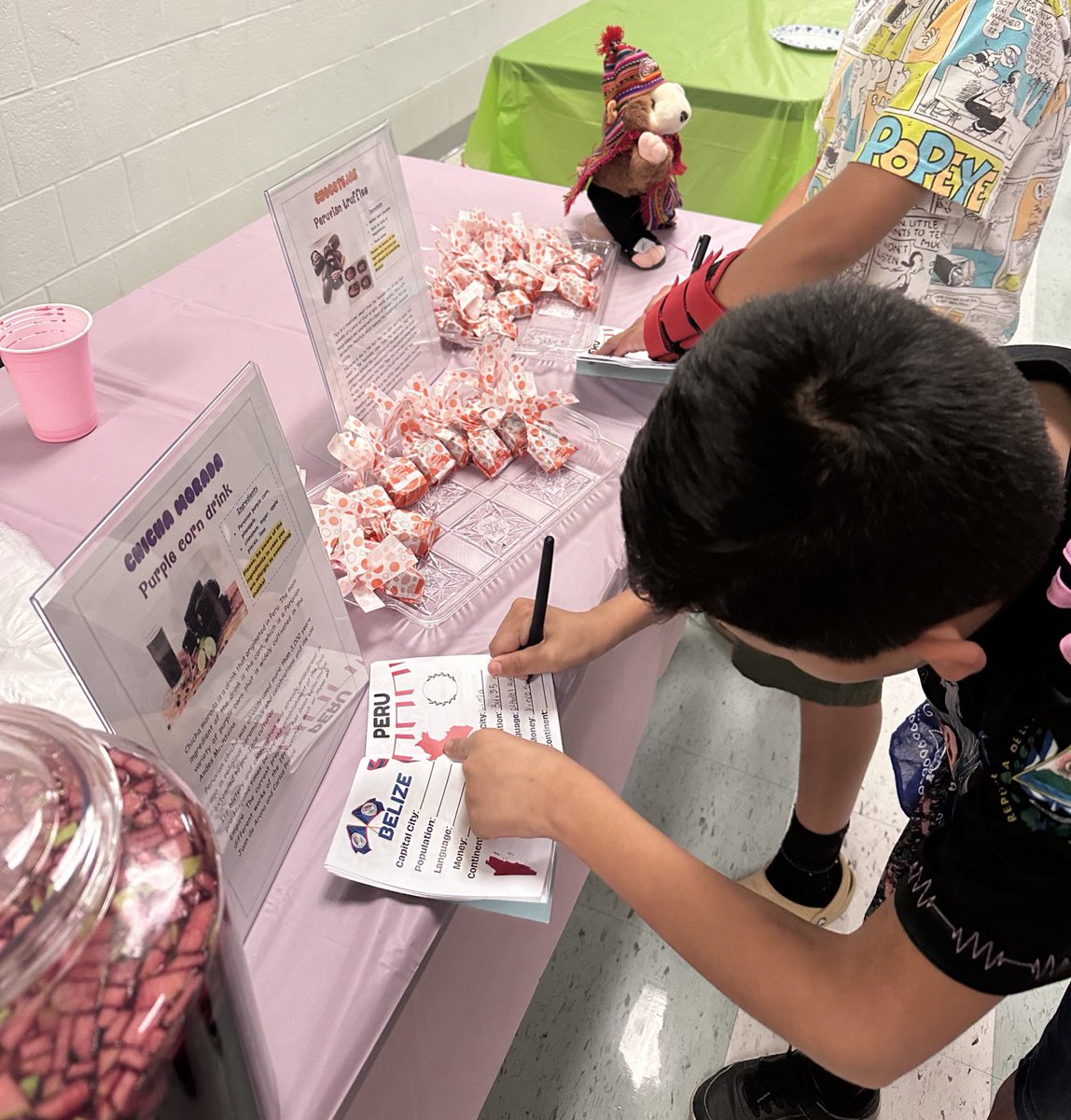 A little bit of sweetness from 🇵🇪 to DMIS at international night Nov 24
 #unitingourworld <a href="/ParticipateLrng/">Participate Learning</a>