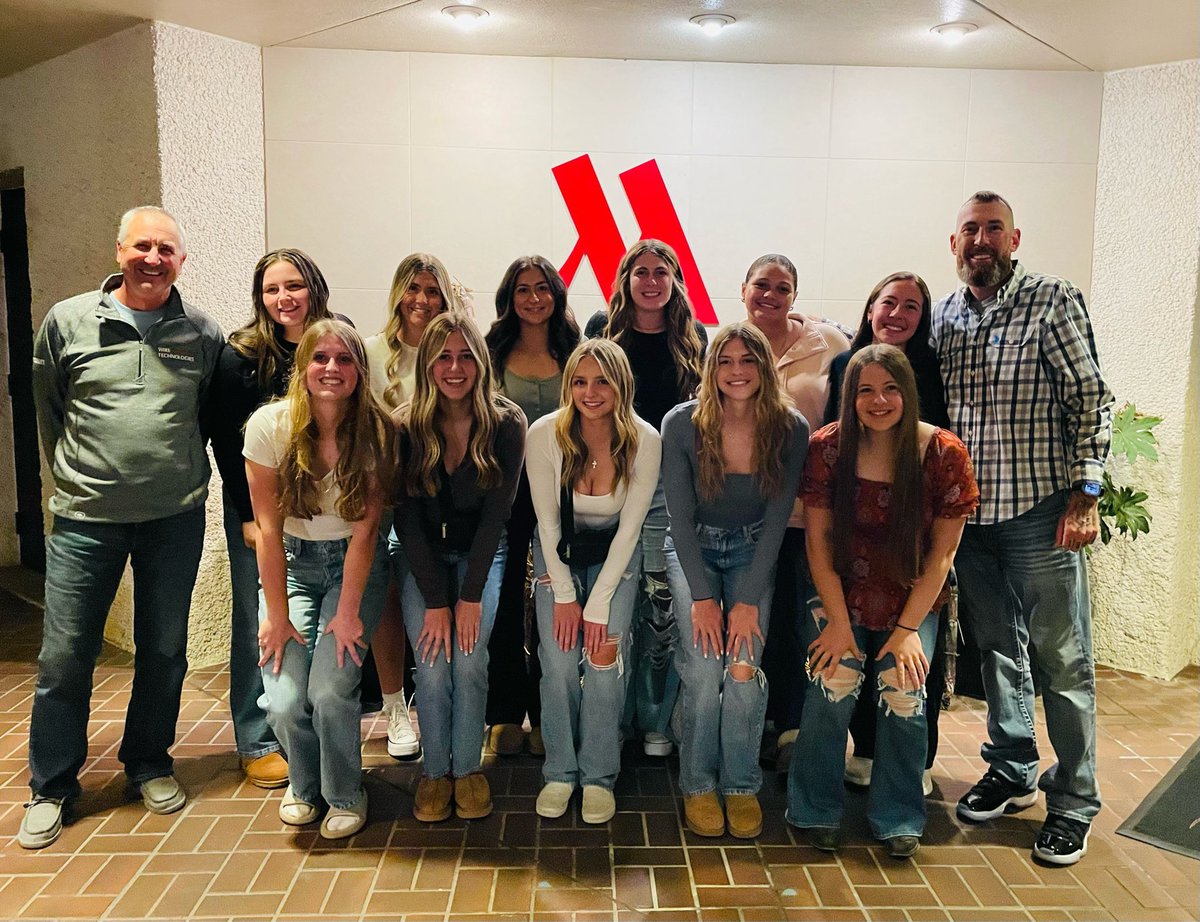 Time for a team dinner! 🧡🖤