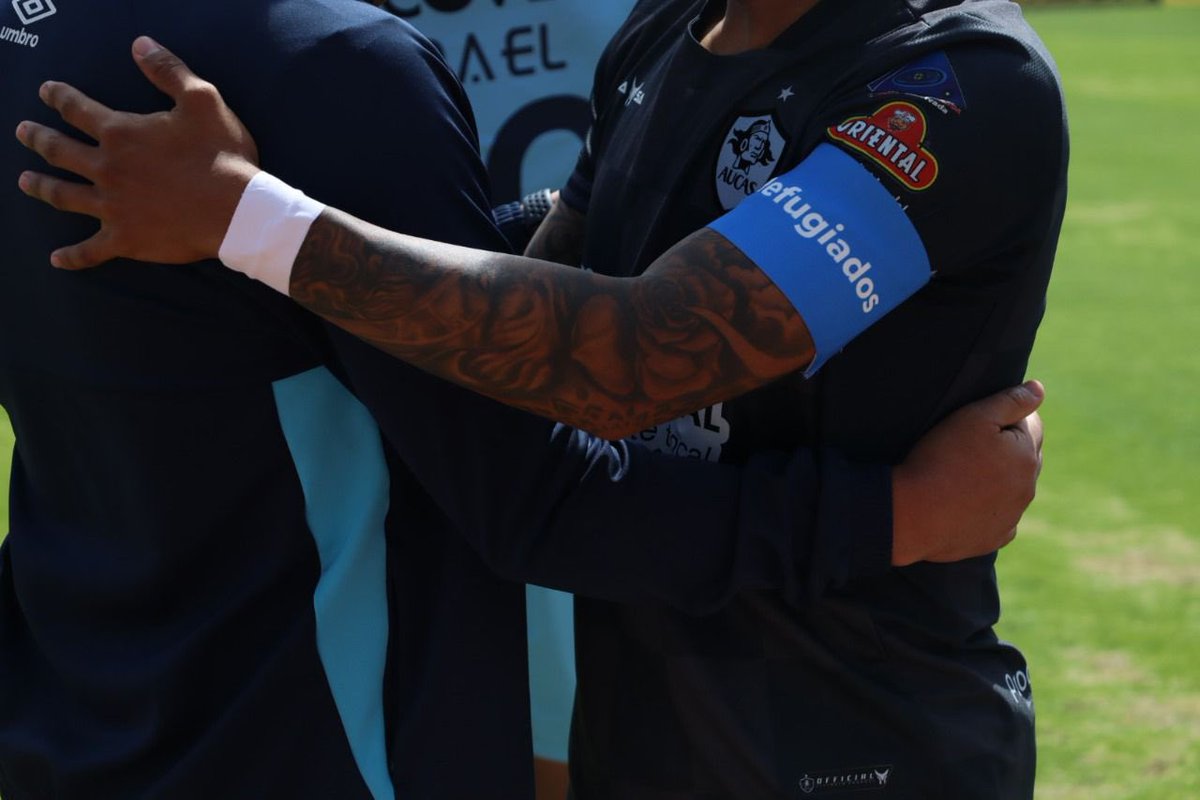 ACNUREcuador's tweet photo. Como muestra de su apoyo y compromiso, los jugadores de ambos equipos usaron una banda en el brazo con la frase #ConLosRefugiados. https://t.co/SIeCNXzP7R