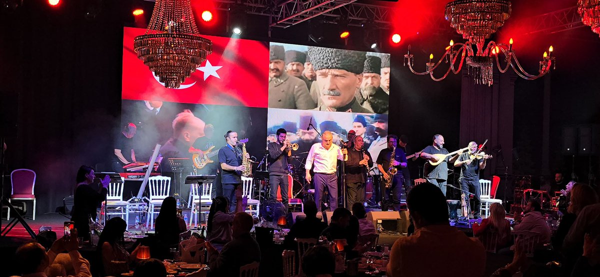 volkankonak's tweet photo. Bu akşam Luvia da bizleri yalnız bırakmayan sevenlerimize teşekkürler… 

#kuzeyinoğlu #volkankonak #luvia #istanbul https://t.co/JorihjevWC