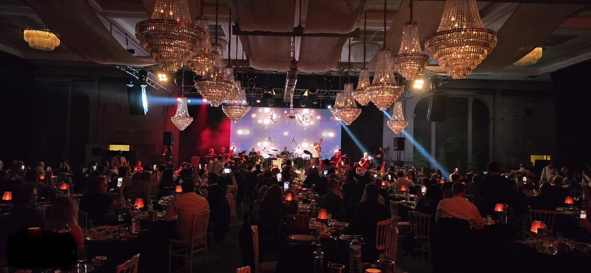 Bu akşam Luvia da bizleri yalnız bırakmayan sevenlerimize teşekkürler… 

#kuzeyinoğlu #volkankonak #luvia #istanbul