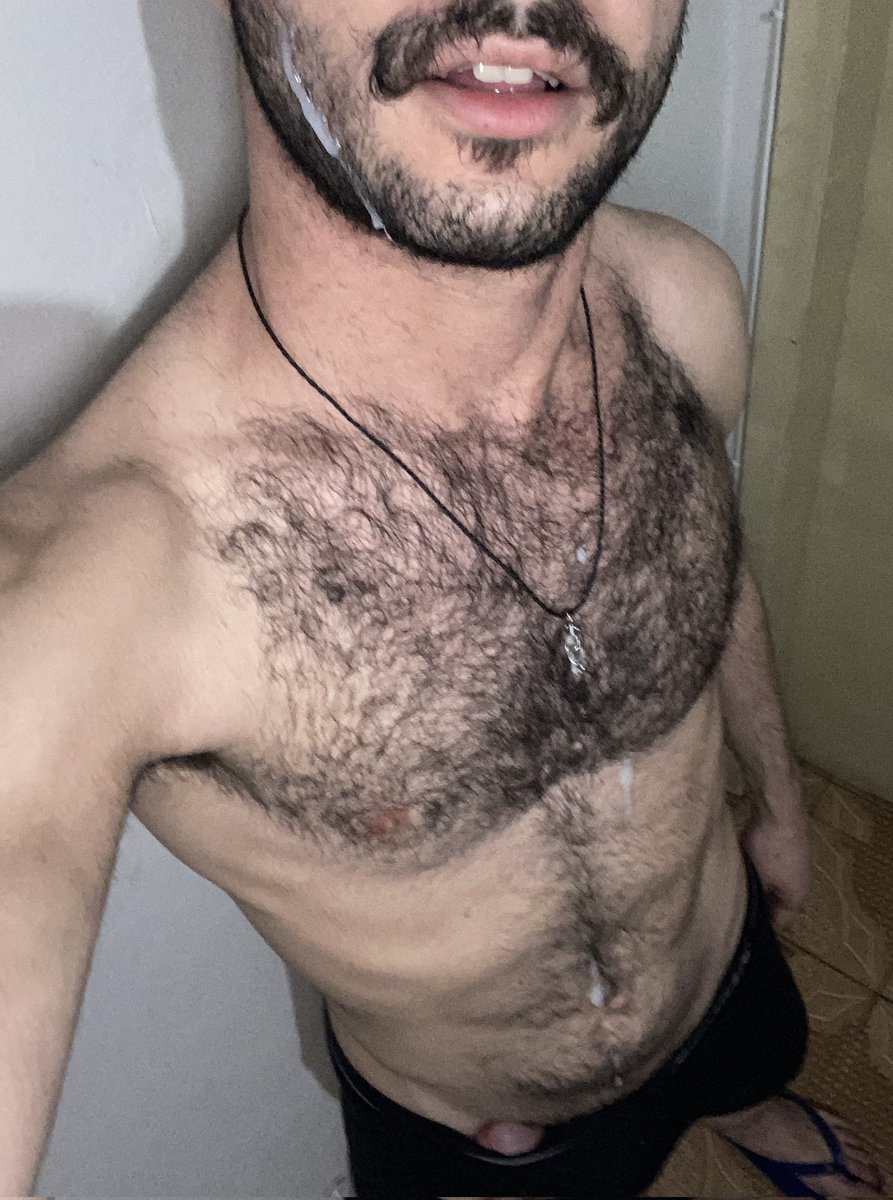 Espirrou longe hehehe 😈 

#rt
#hairyguy 
#hot 

💦💦💦💦💦