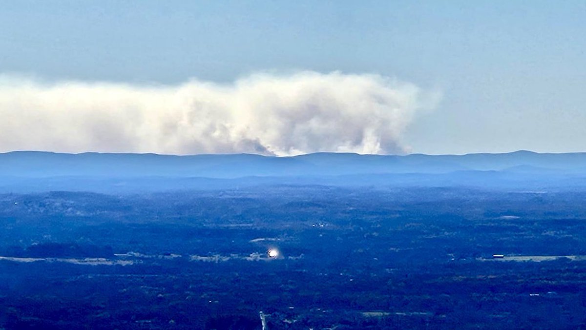 BenNollWeather's tweet image. 🔥 View of the wildfire/NYC smoke plume from the Catskill mountains in New Paltz, #HudsonValley, New York…

The smoke is billowing from near the New York/New Jersey border (Orange/Passaic County) toward NYC and the Atlantic Ocean.

📸 Perry Goldschein