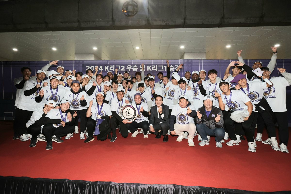 지난 11년간의 긴 여정이,  드디어 우승 피날레와 1부리그 승격이라는 찬란한 결실로 막을 내렸습니다.
FC안양은 지금의 성취에 안주하지 않고 앞으로도 최선을 다할 것입니다. 
언제나 함께해주는 FC 안양의 든든한 A.S.U.RED 와 시민 여러분  진심으로 사랑하고 존경합니다.