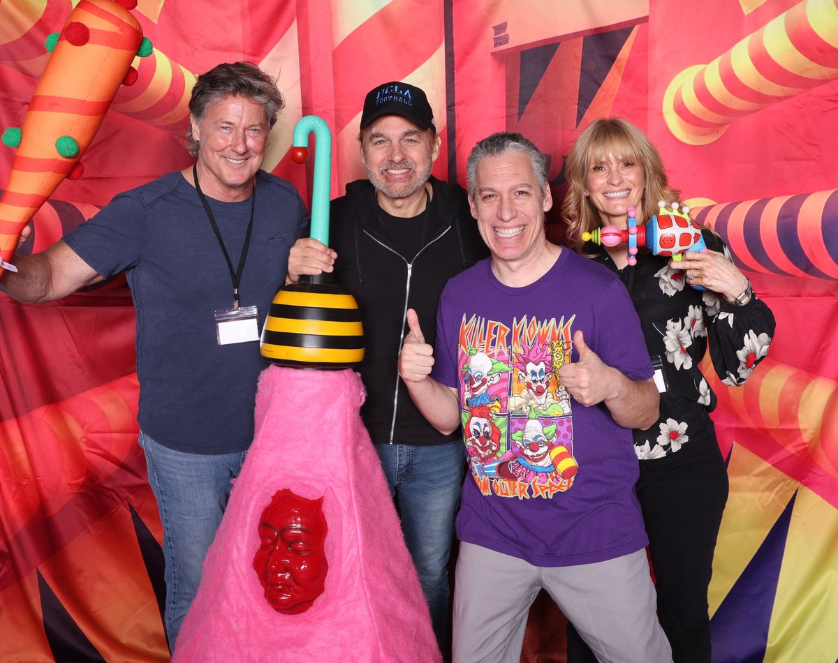 BeyondForeverSt's tweet photo. Killer Klowns from Outer Space cast!
Thanks @MonsterManiaCon!
#killerklownsfromouterspace #cast #photo #horror #comedy #monstermania #awesome #amazing #funny https://t.co/sI7gGfDM7L