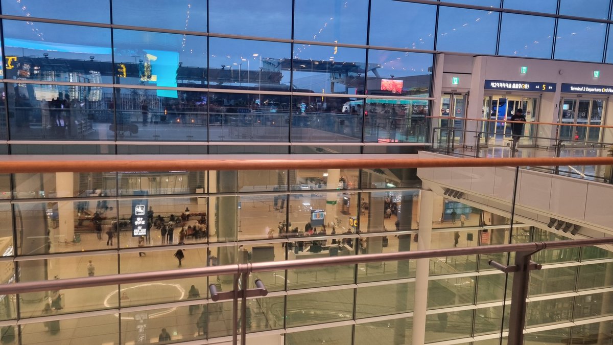 #여행은못가도기분만이라도 
인천공항 2터미널 
1층입국장. 적당히 붐빔
3층출국장. 다소 붐빔
일요일임에도 출국자 많음
2024.11.10 오전7시11분