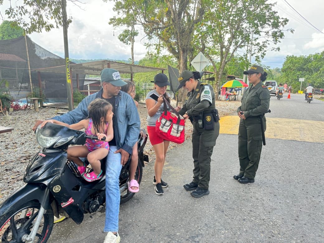 PoliciaDepuy's tweet photo. En el desarrollo de la #OperacionOrito intensificamos las actividades de prevención y disuasión en la vereda ‘El quebrado’ y zonas de balnearios de este municipio. Trabajamos incansablemente para brindar la seguridad y bienestar en esta zona de la región.
#SeguridadEnElTerritorio https://t.co/iyeeZPT0mn