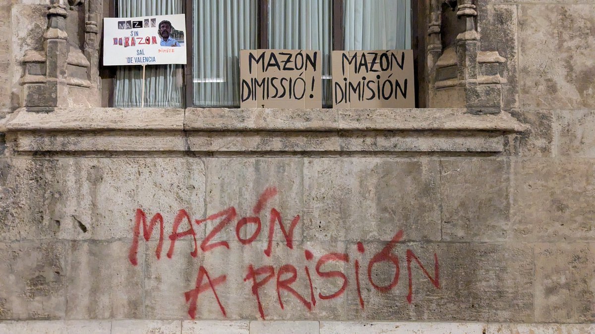 GonzaloGSz's tweet photo. Así ha quedado la puerta y la fachada del Palau tras la manifestación contra Mazón. El barro de los pueblos, el cabreo de los voluntarios, la ropa sucia. https://t.co/Go79axh9bI