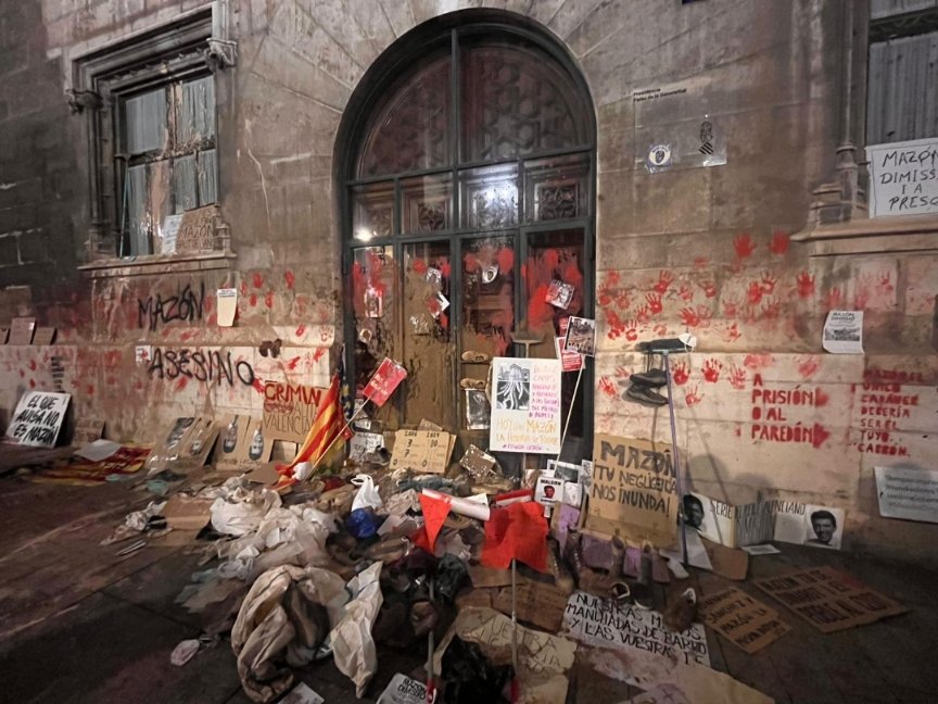 GonzaloGSz's tweet photo. Así ha quedado la puerta y la fachada del Palau tras la manifestación contra Mazón. El barro de los pueblos, el cabreo de los voluntarios, la ropa sucia. https://t.co/Go79axh9bI