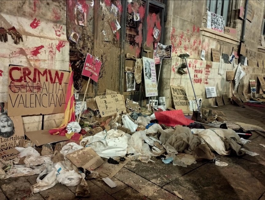 GonzaloGSz's tweet photo. Así ha quedado la puerta y la fachada del Palau tras la manifestación contra Mazón. El barro de los pueblos, el cabreo de los voluntarios, la ropa sucia. https://t.co/Go79axh9bI