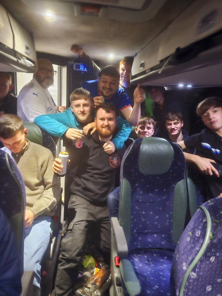 bluentangerine7's tweet photo. Dog inn massive! #oafc https://t.co/Cbz2WmNwhS
