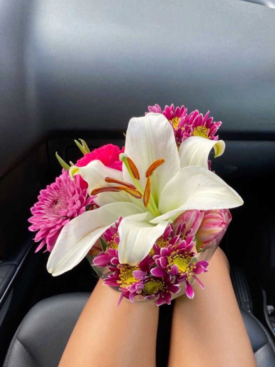 i3Moment's tweet photo. Lilies https://t.co/9yXtoHgxOw