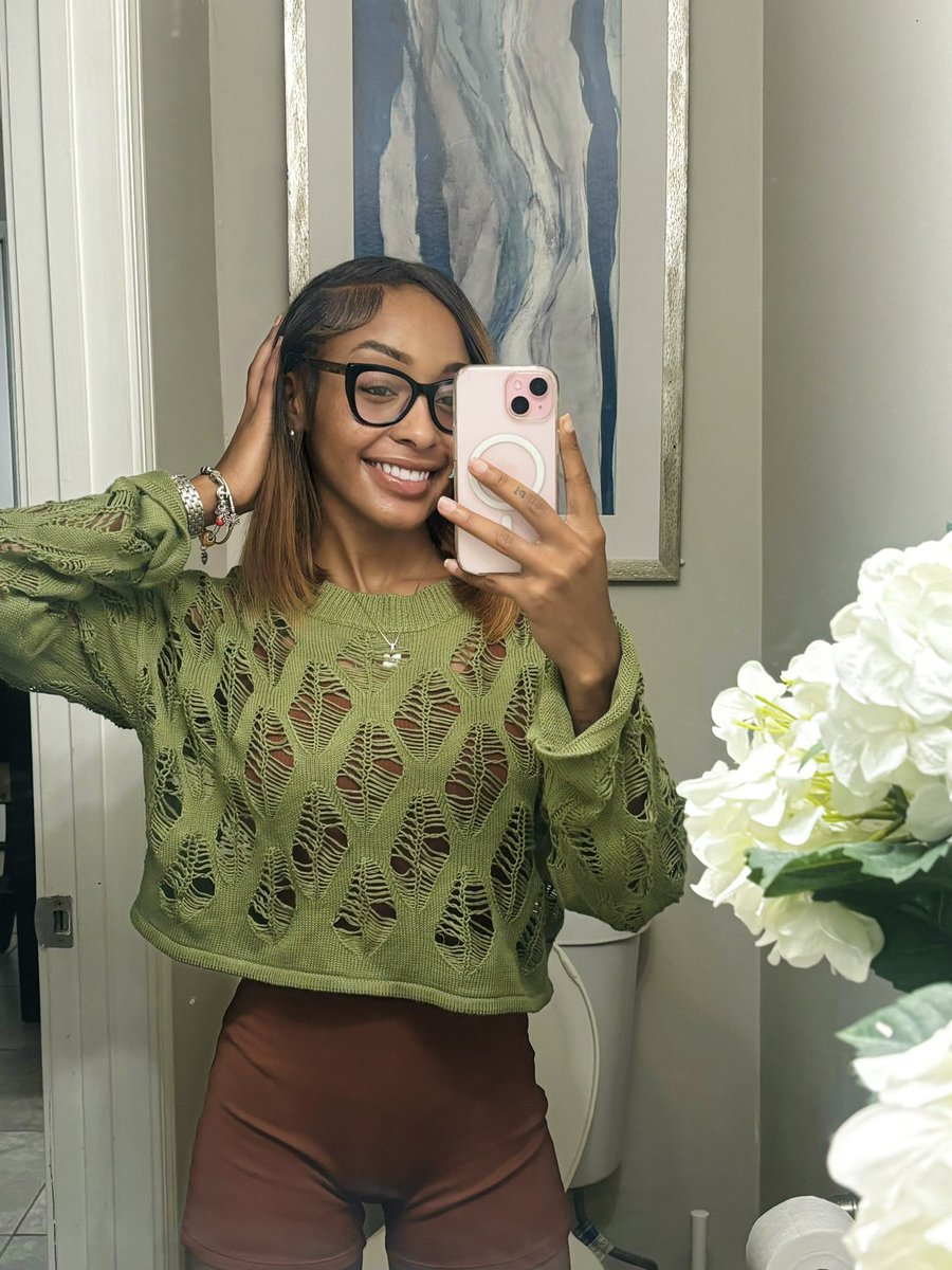 NiylaRobinson's tweet photo. I love wearing my glasses 🫶🏾 https://t.co/qFRNWjoGt1