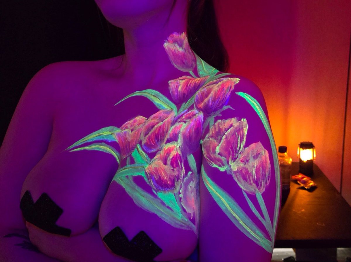 g0thgoblin's tweet image. i love getting painted by a pretty girl in front of people