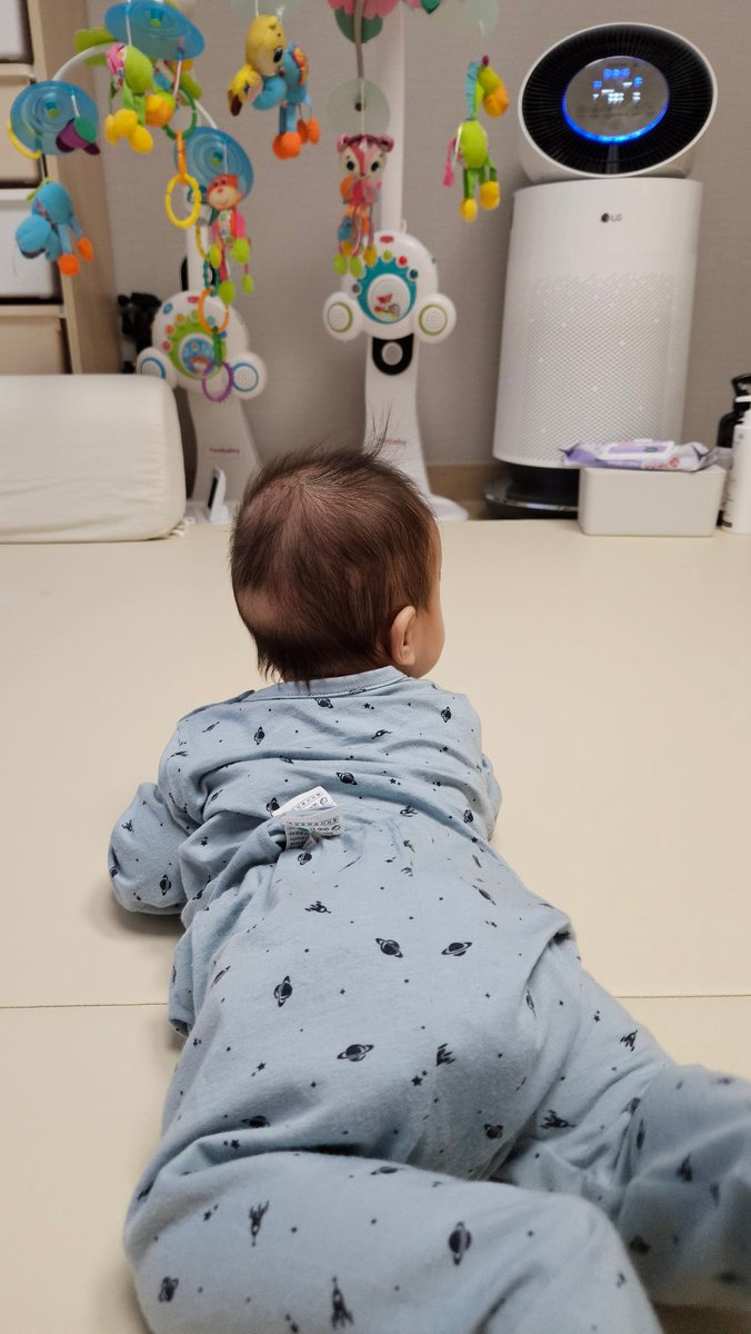 teslatracker2's tweet image. 뒤집기 시작한 아이.
눈 앞에 어떤걸 놔주면 좋아할까요?
두리번 두리번 심심해보이는데
어떻게 놀아주면 좋을지 잘 모르겠습니다 !!

#육아조언