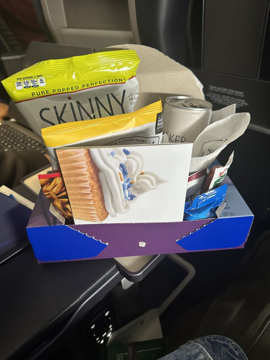 AngelDianeDylan's tweet photo. @united , thank you for having such a great staff and for the birthday wishes on my way back home. https://t.co/ASZxHVKjvx