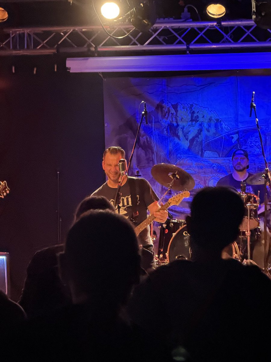 Mir wurde grade gesteckt, dass der Sänger bei der Drogenfahndung arbeitet👮‍♂️