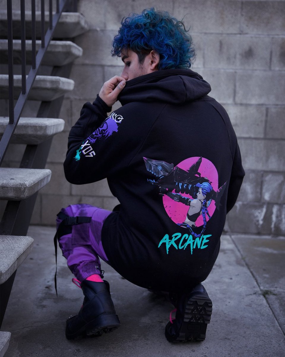 seejaylewis's tweet photo. ARCANE IS BACK!
Thank you @HotTopic for sending me this Arcane Jinx Graffiti Hoodie to celebrate the new season! 💙
#sponsoredbyHT #HTFxArcane #Arcane #arcanejinx #Jinx #jinxcosplay #leagueoflegends #netflix #hottopic #HTFanatic https://t.co/s0owuSXnZS