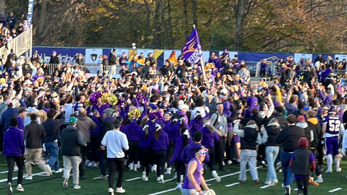 profan9's tweet photo. YATES CUP CHAMPIONS!!
#Laurier #GoldenHawks 51 - #Western #Mustangs 31 🏈🏆
#SoarAbove #YatesCup #OUA #football @StadiumJourney https://t.co/jpcRkPcaCD