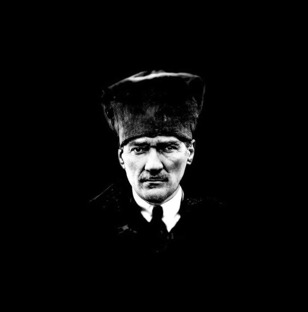 O, yüce bir dağa benzer. Eteğinde yaşayanlar bu yüceliği fark edemezler. Bu dağın azametini kavrayabilmek için, O’na çok uzaklardan bakmak gerekir.
– Claude FERRER – Fransız Edibi #10Kasim saygı ve özlemle Atam.
