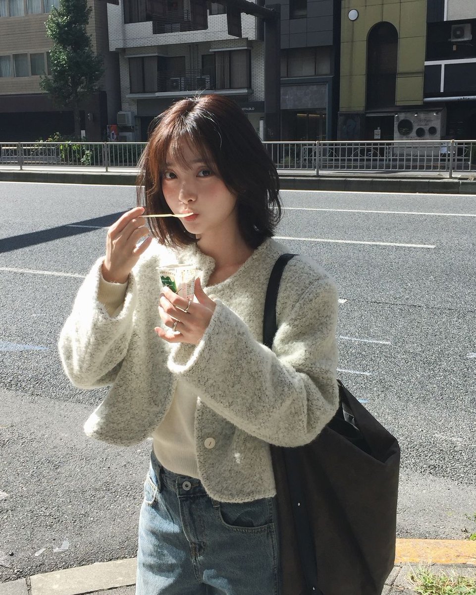 Neahee's tweet image. Today, I enjoyed the perfect weather in Tokyo and indulged in a cool and sweet ice cream! As I stroll through the streets of Tokyo, eating delicious ice cream, all my stress melts away. I want to savor this moment of happiness for longer. ☀️