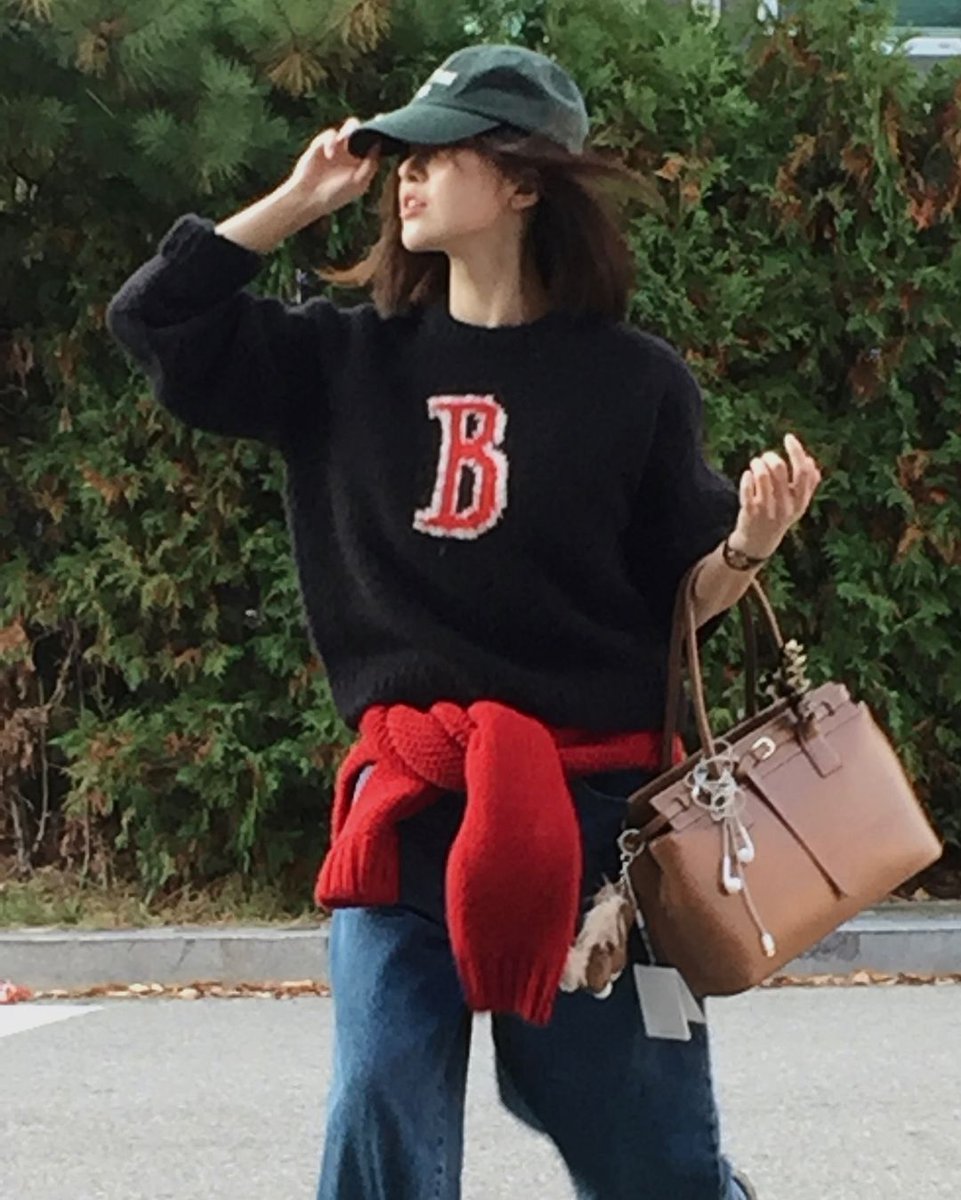 Neahee's tweet image. Winter is around the corner, and I’m all about those cozy layers! Wrapped up in my favorite sweater and adding pops of red to keep it fun and warm.