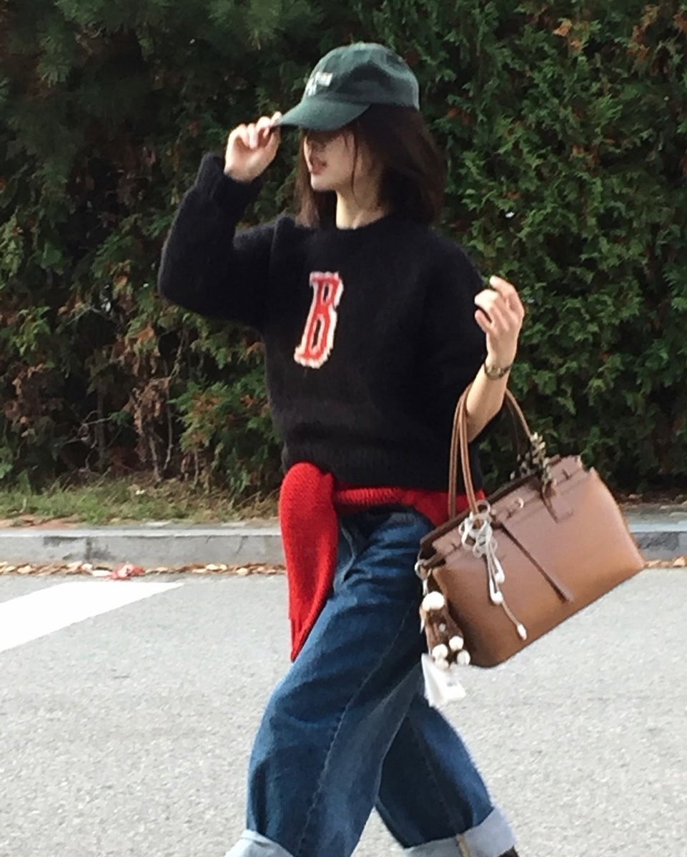 Neahee's tweet image. Winter is around the corner, and I’m all about those cozy layers! Wrapped up in my favorite sweater and adding pops of red to keep it fun and warm.