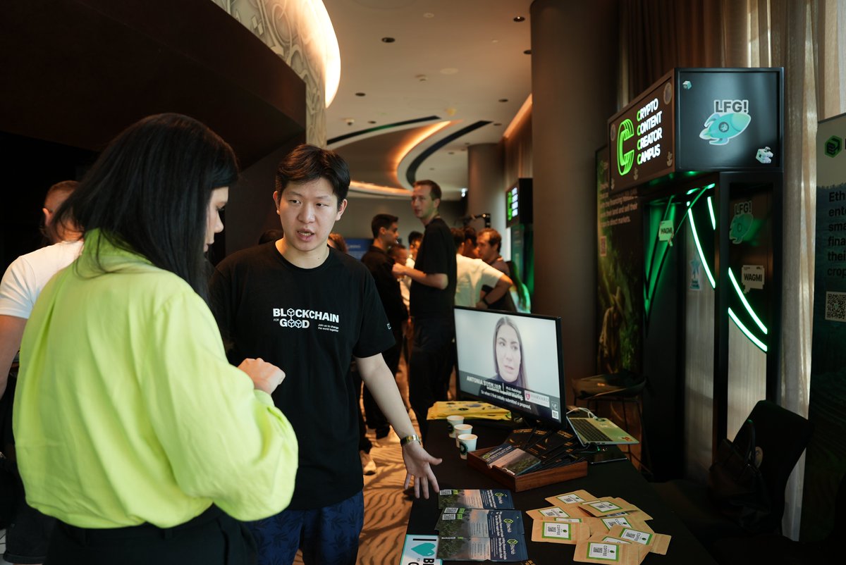 ChainforGood's tweet photo. What an awesome day at Crypto Content Creator Campus @CCCCampus! 🚀 Had a blast connecting with so many amazing KOLs at the BGA booth and chatting about all things #BlockchainForGood. 🌍💚

Check out some highlights from the event! 📸🙌

#CCCCLive #CCCC #EthicHub