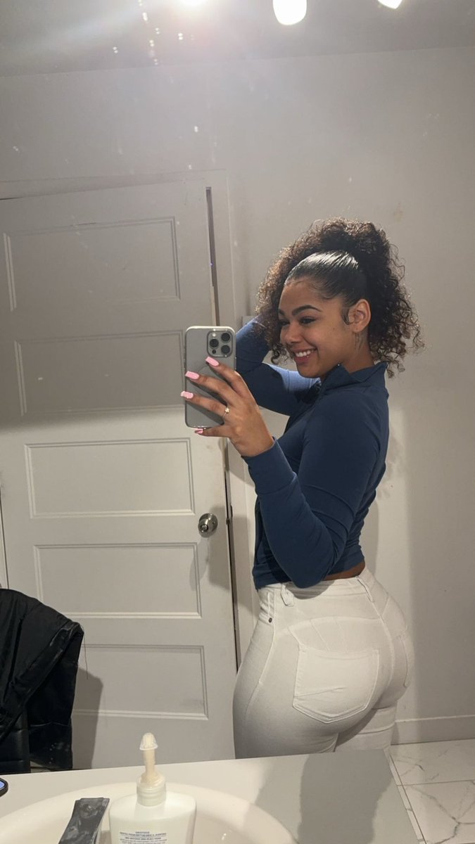 Do you like white jeans on me?🙄😉 
#ass #Contentcreaters #SaturdayMood