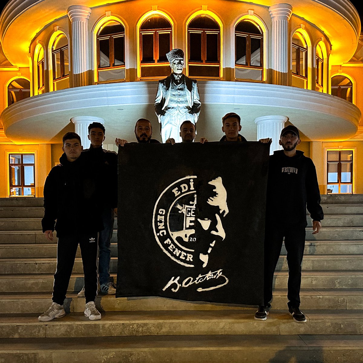 #10Kasım1938

Ulu önderimiz Mustafa Kemal ATATÜRK’ün aramızdan yalnızca ‘bedenen’ ayrılışı...

Ey büyük ATATÜRK!

Açtığın yolda, gösterdiğin hedefe...

#SendenAldık #EdirneGençFenerbahçeliler