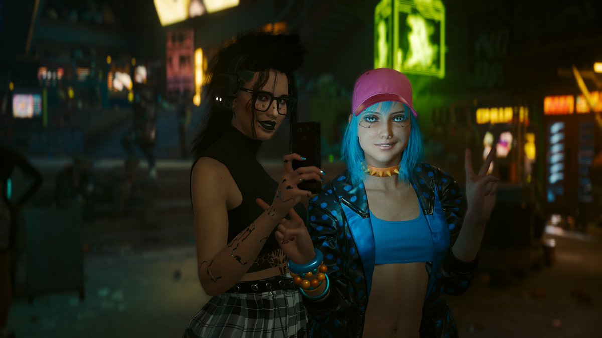 TheQueenEmzz's tweet photo. Bumping into celebrities in the street, always take a selfie https://t.co/TE39JtCWzL