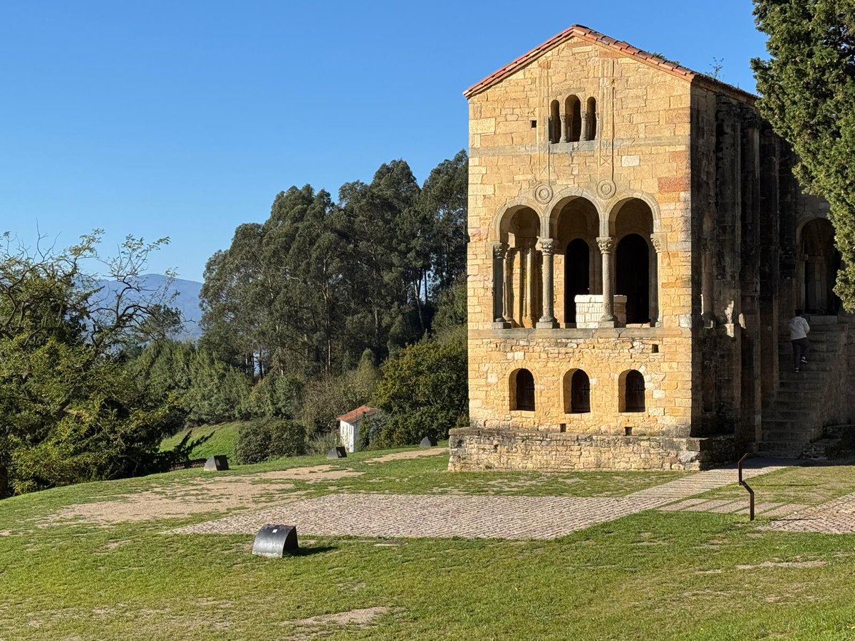 O monumento de Santa María do Naranco (Oviedo) é un espazo extraordinario do século IX, elevado polo rei Ramiro I sobre a sede regia ovetense. A súa funcionalidade orixinal aínda é motivo de discusión entre os especialistas. Era un pazo ou unha igrexa? Ou as dúas cousas?