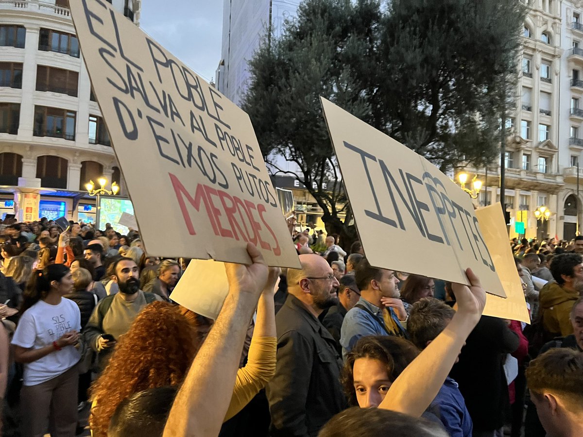 Hui a #València. Un poble al costat de les víctimes de la DANA i per la dignitat de les comarques devastades. Un poble que ha dit prou. Prou de mentides, d’incompetència i d’uns governants que no estan a l’altura del poble valencià. Respecte, condol i indignació. 
#MazónDimissió