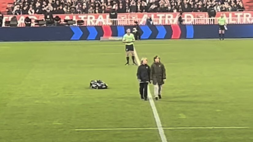 [Rugby] #FRAJAP 🏉 Attitude peu glorieuse du <a href="/GroupeTF1/">Groupe TF1</a> - soutien affiché au Bleuet de France - qui préfère diffuser une page publicitaire en lieu et place du coup d'envoi fictif du match donné par Jules [15 ans] et Lou [11 ans] pupilles de la nation et membres du <a href="/BleuetFrance/">Bleuet de France</a>
